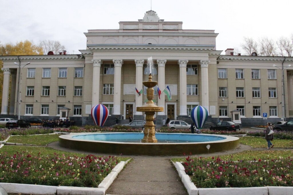 Городе октябрьском республики башкортостан. Площадь города Октябрьский Башкортостан. Площадь город Октябрьский Республика Башкортостан. Октябрьский РБ площадь. Октябрьский Башкортостан Центральная площадь.