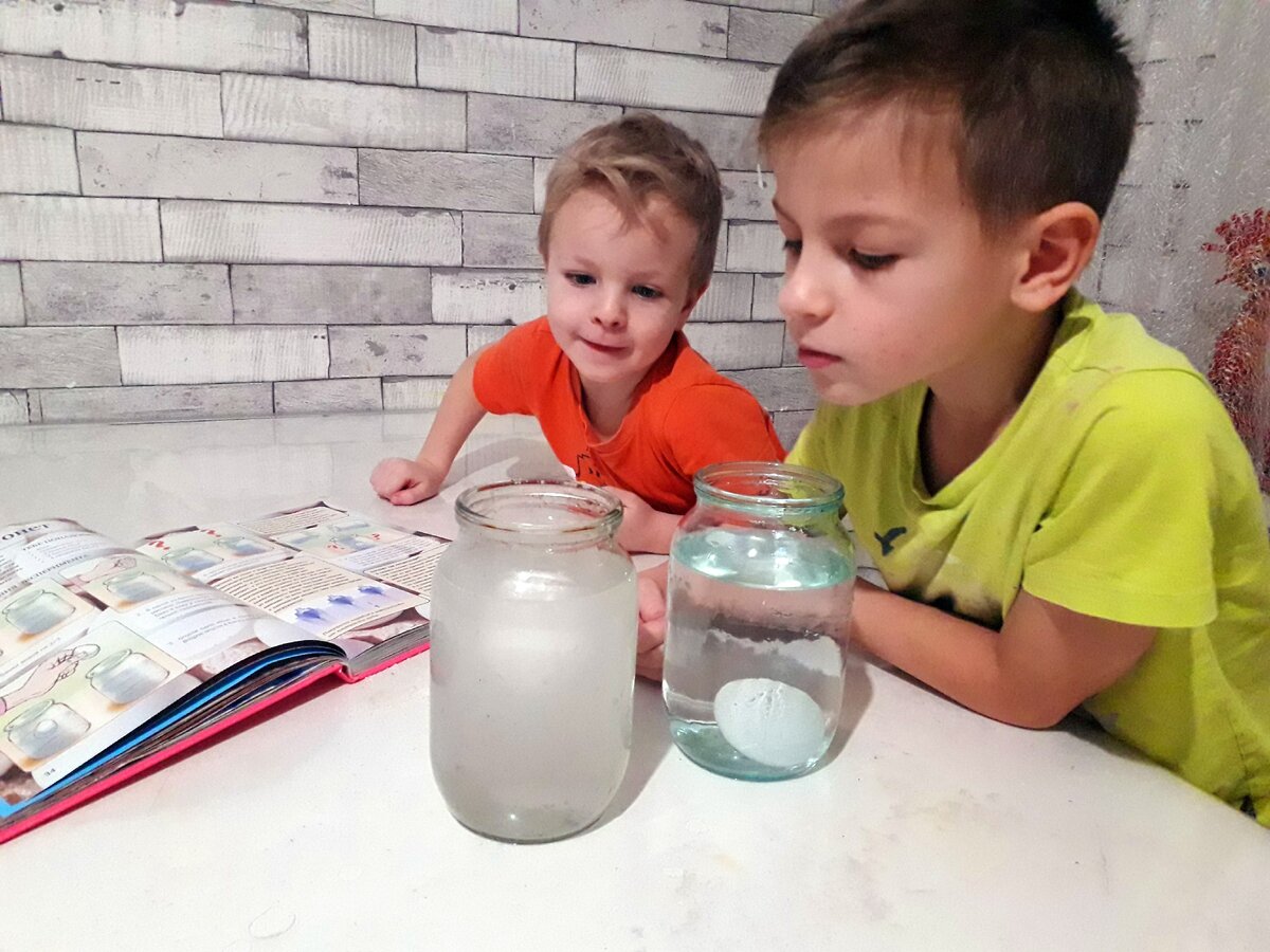 Эксперимент на тему плотности жидкости. В соленой воде яйцо не тонет.