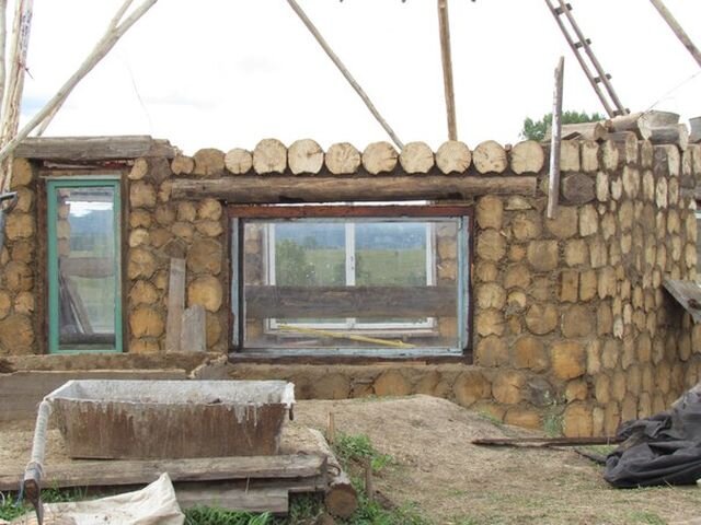 Чурки лучше колоть на части - меньше трещин будет.