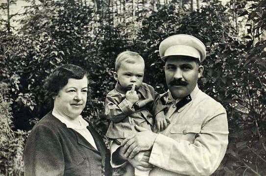 Юрий с приемными родителями. Общественное достояние