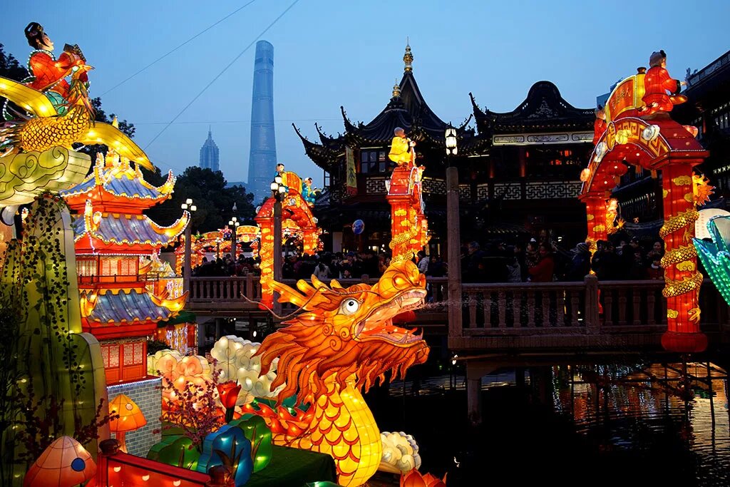 В Китае к Новому году улицы принято украшать фонариками и гирляндами