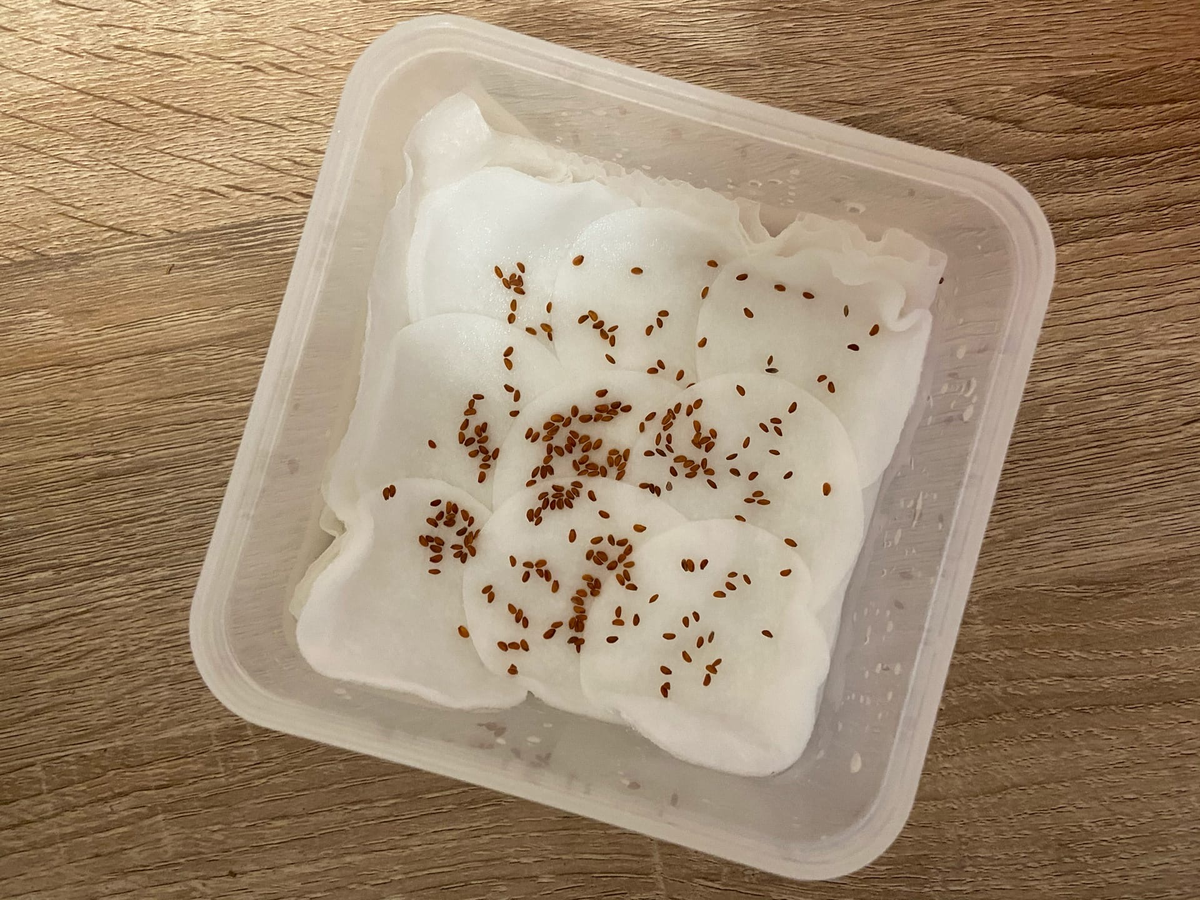 Кресс салат, высеянный на ватные диски