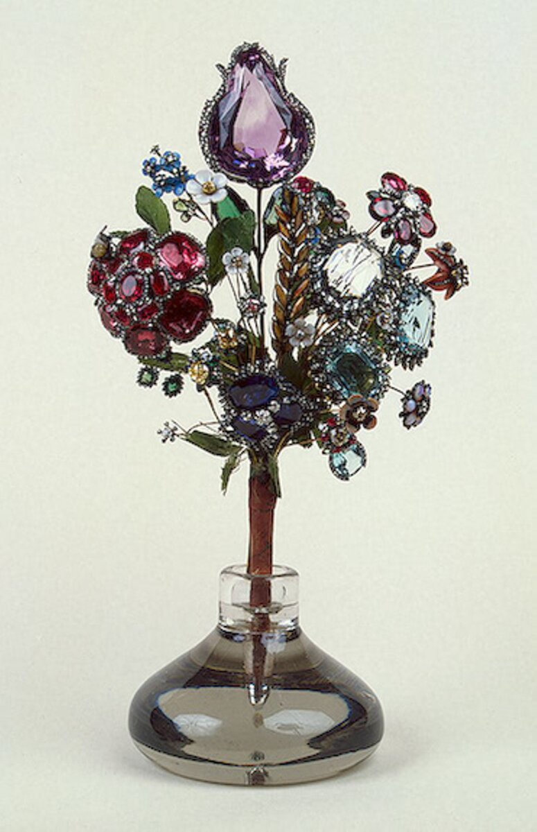 Букет цветов. Золото, серебро, драгоценные и поделочные камни, стекло, ткань. Гранение, полировка. 1740-е. Фотография: foto-basa.com