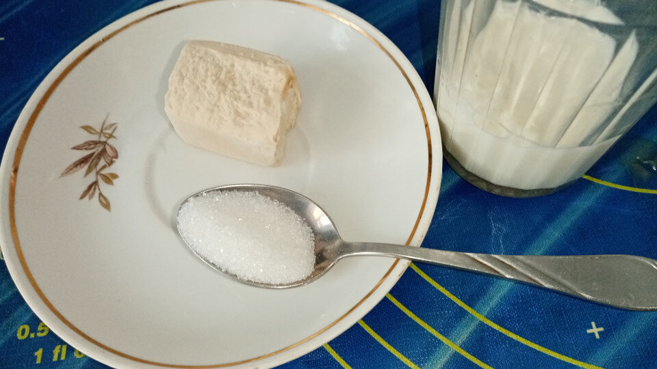 Дрожжи сырые, немного сахара, теплое молоко.