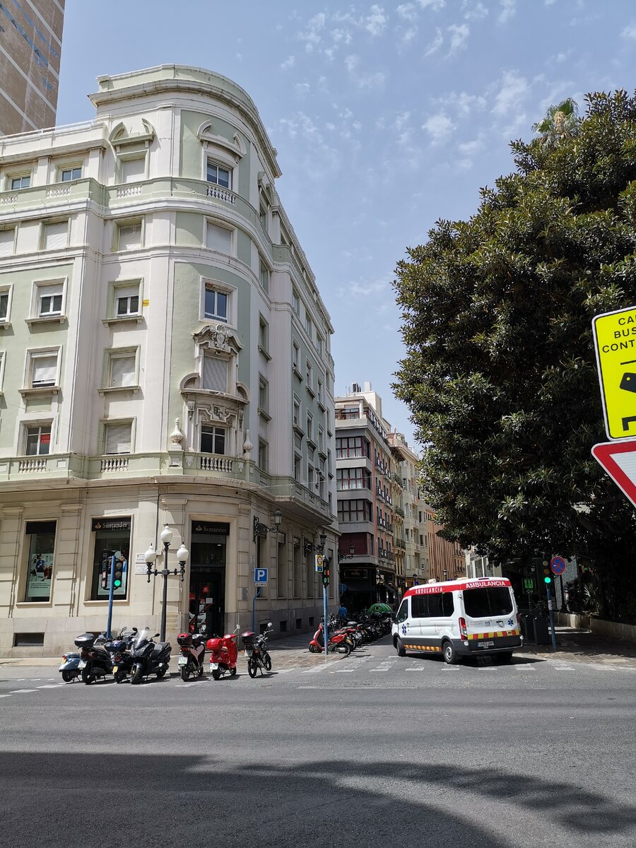 г. Аликанте, машина скорой помощи спешит на вызов