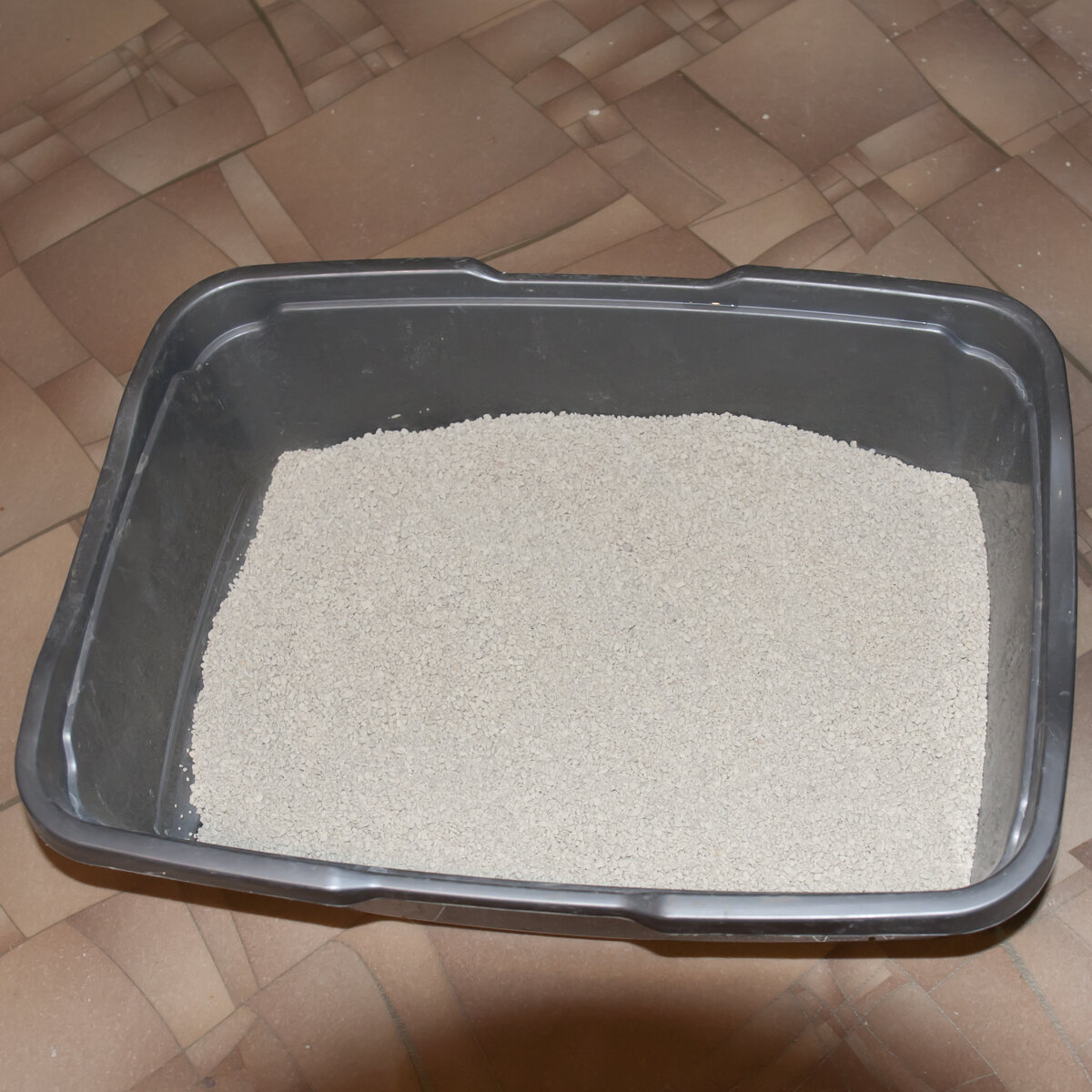 бентонит, готов к употреблению котом.