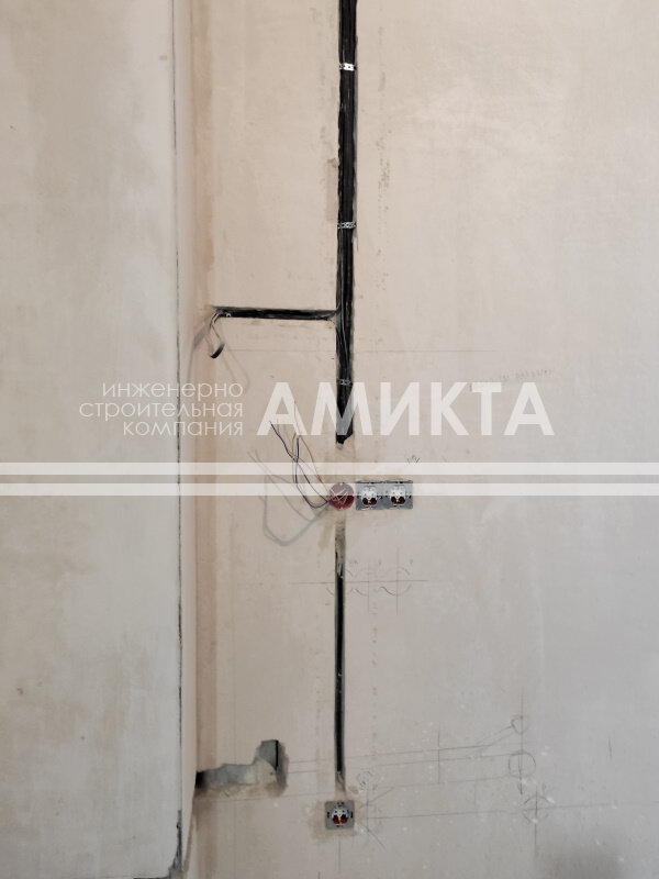 На фото - прокладка силовых кабелей от гофрированных ПВХ каналов до мест монтажа розеток и выключателей. Фото с сайта https://amikta.ru/ 