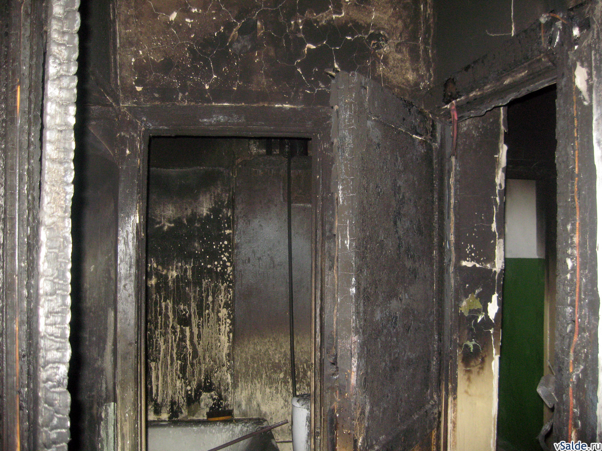 Сгоревшая входная дверь. Дверь после пожара. Сгоревшие подъездные двери. Сгорел вход