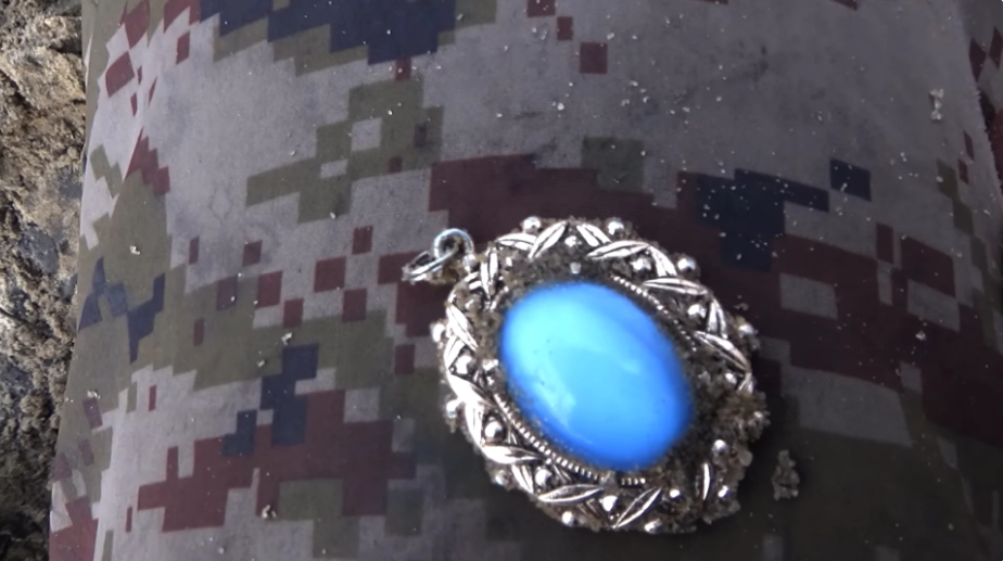 С камнем пока не разобрался (не знаю, ценный он или нет), а вот сам кулон точно серебряный.