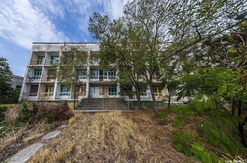  Мирная территория выглядит неохраняемой — сторож приезжает изредка,  делает обход и, если повезёт, гоняет посетителей. Корпуса заперты, но  можно найти или сделать залазы.