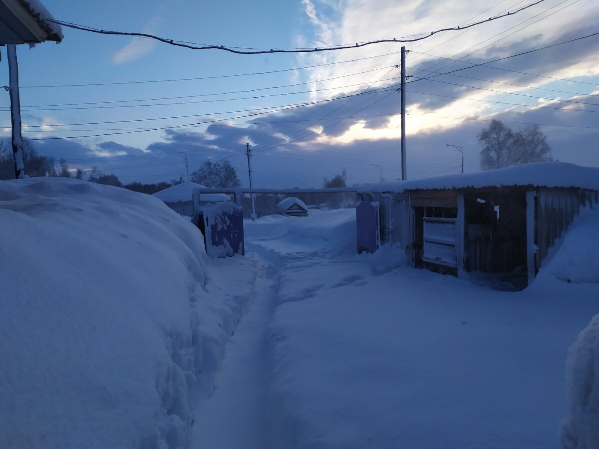 Вот такие симпатичные сугробы у нас были в первые дни марта. Фото из личного архива.