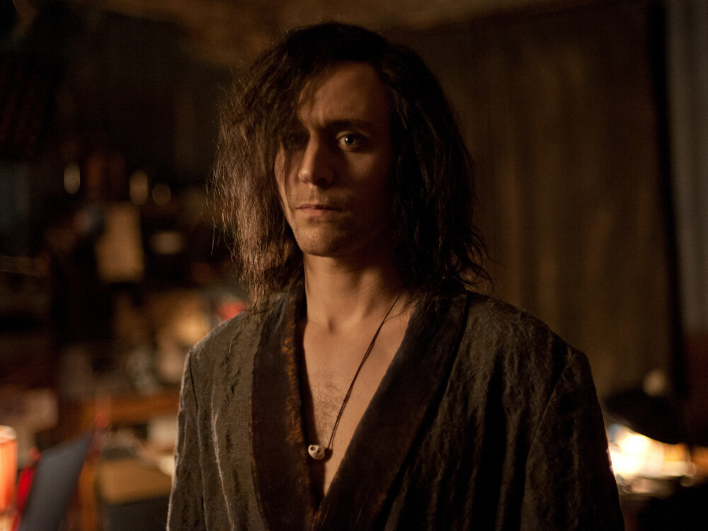 Адам (Том Хидлстон)