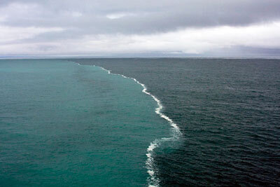 ..он находится возле городка Скаген в Дании, так назвали местные жители стык Северного и Балтийского морей:Это место слияния двух течений разного состава и плотности, которые почему-то не смешиваются, а образуют чёткую границу. Получается красиво и загадочно, но по-моему больше похоже не на «Край света», а на некую «Границу между мирами».