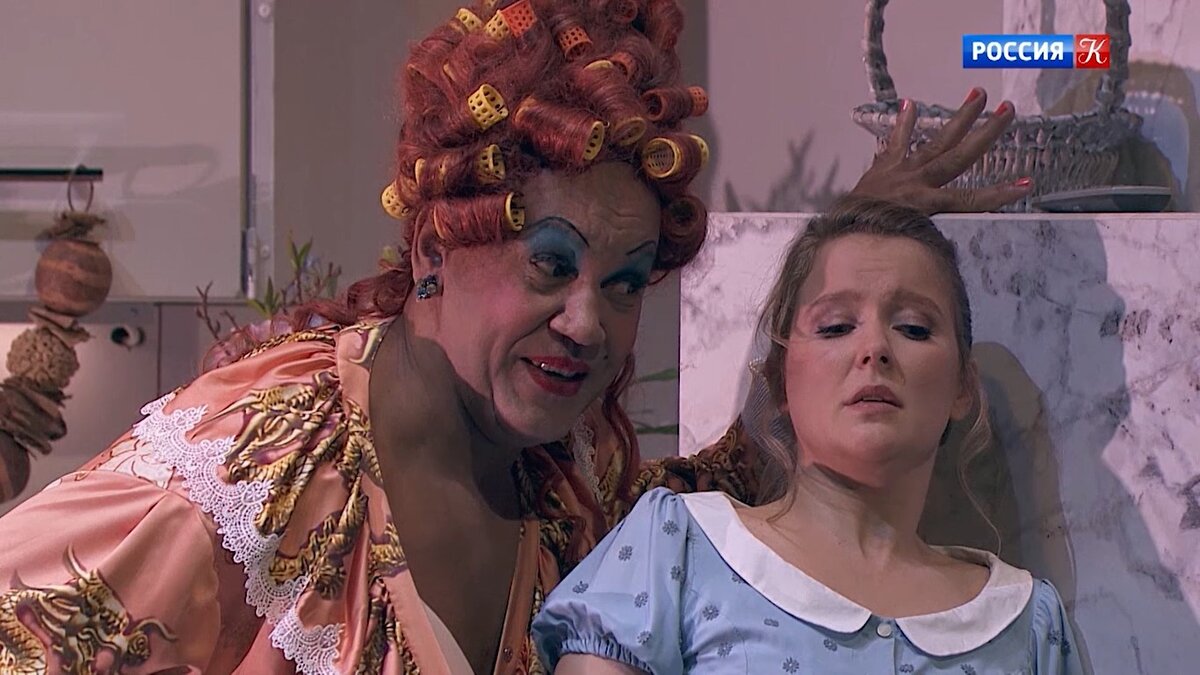 Мачеху почему-то сыграл Алексей Дедов. Кадр из телетрансляции "Золушки" 