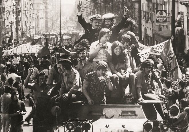 Португальскую "революцию гвоздик" 25 апреля 1974 можно не без оснований назвать самой красивой революцией в мире.
Как и почему она произошла?-6