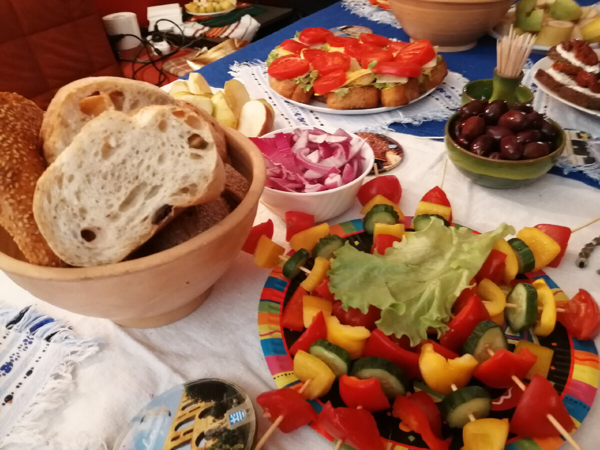 Постелила на стол две скатерти: белую и синюю. Салфетки российские но вполне в греческом стиле. Фото Светы Давыдовой