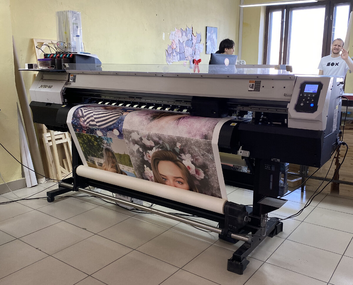 Над этим процессом одновременно работают два станка, делая в среднем десятки портретов в час  →