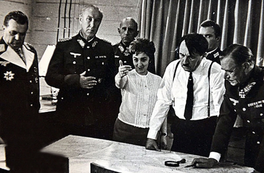 Фильм стал настоящим хитом, однако, когда в начале 1973 года он был смонтирован и его показали высокому телевизионному начальству, на голову режиссера посыпались первые упреки… Какие скандалы вызвал-11