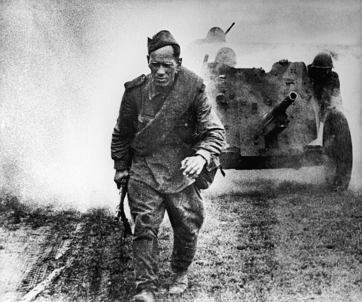 Попаданцы вов 1941. Солдатский труд Израиль Озерский. Солдатский труд фотограф Израиль Озерский. Солдат 1942. Шёл солдат...