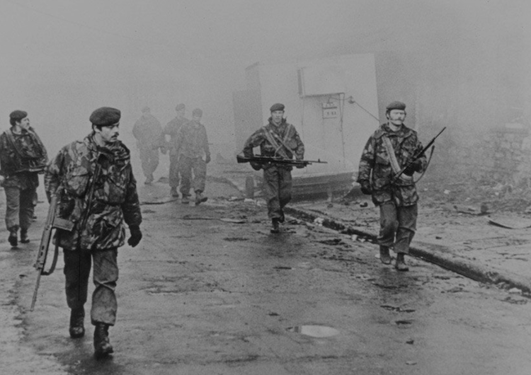 Британские военные входят в Порт Стенли (Пуэрто Архентино) 14 июня 1982 года