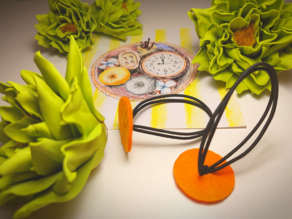 Готовую резинку можно украсить чем угодно: бантами, лентами, цветами, бусинами.