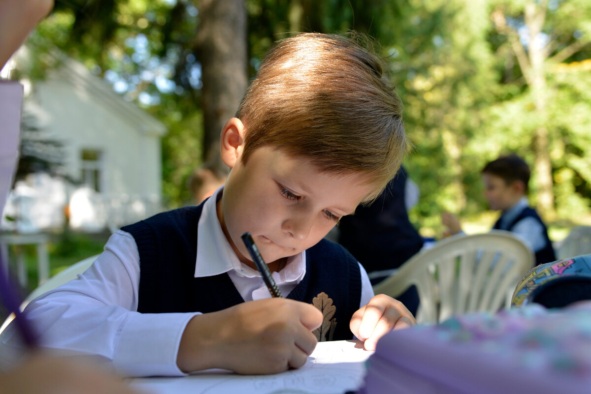 Школьники в школе. Бординг скул в англии. Заявление о переходе ребенка в другую школу. Британские школьники в классе. Старшеклассники на уроке.