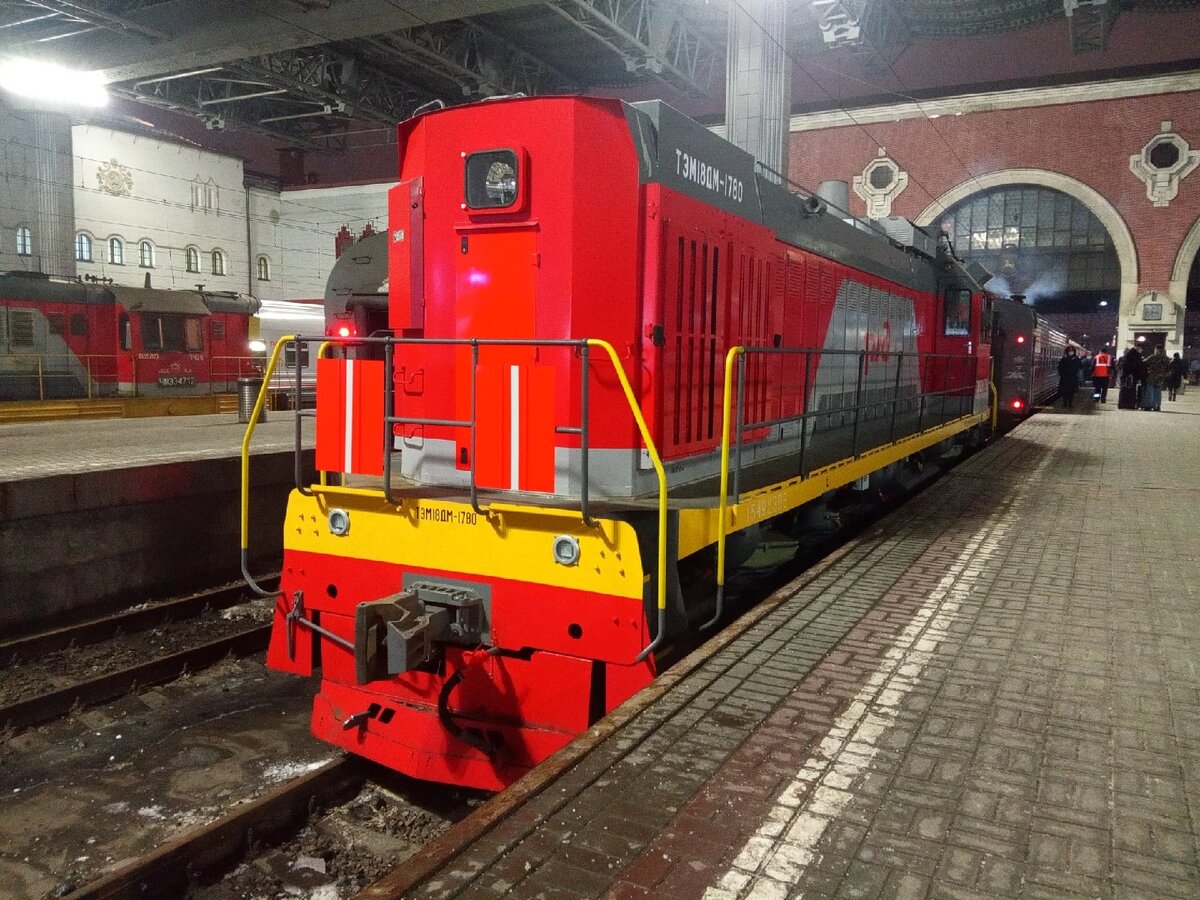 ТЭМ18ДМ-1780 собственной персоной. Так и просился в объектив... 