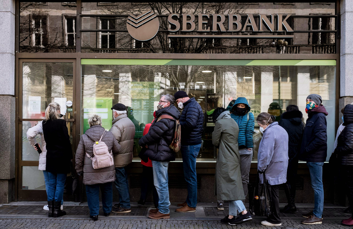 Финансовые санкции против. Очереди в банки. Очередь в Сбербанке. Очередь в Банкомат. Очередь в банк.