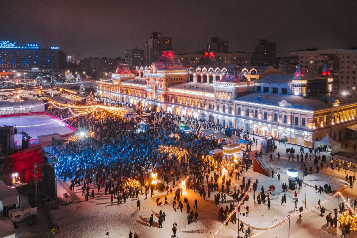 2. Площадь перед главным ярмарочным домов в новогоднюю ночь.