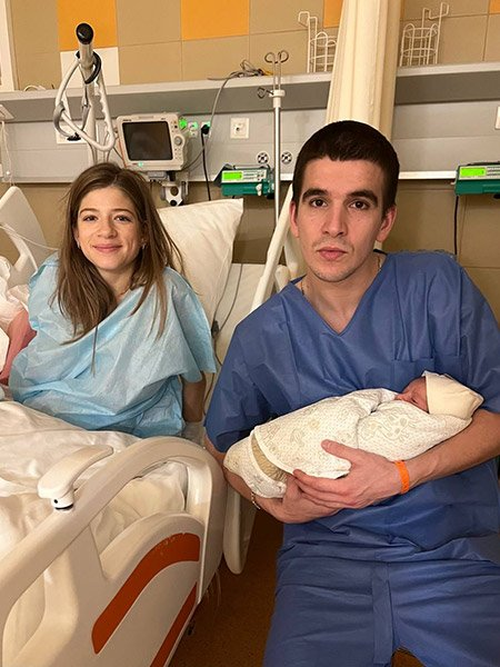 «Саша + Федя = Нина», — представил малышку новоиспеченный отец. 