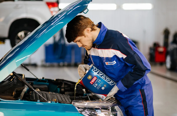 Даже если за год всего пара сотен километров, все равно следует поменять масло. 