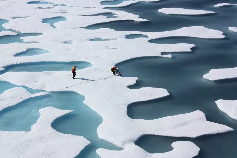 Ученые идут по арктическому морскому льду. (Фото предоставлено: НАСА /Кэтрин Хансен)