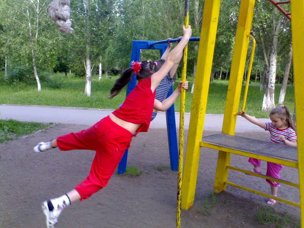 Тот самый парк, те самые железки. И моя любимая дочь.)