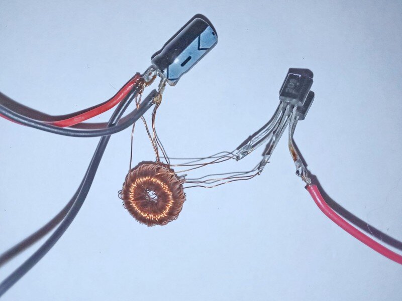 спаяны детали (у транзисторов соединены только эмитеры)