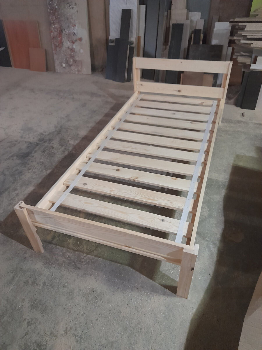 Готовая кровать без матраца.