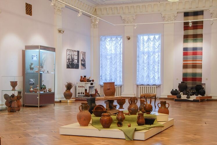 просторные залы располагают к размещению масштабных выставок (кстати в одном из таких залов мы переодевались перед концертом, было очень странно переодеваться среди экспонатов музея)