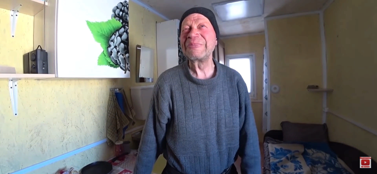 Дедушка уже обжился