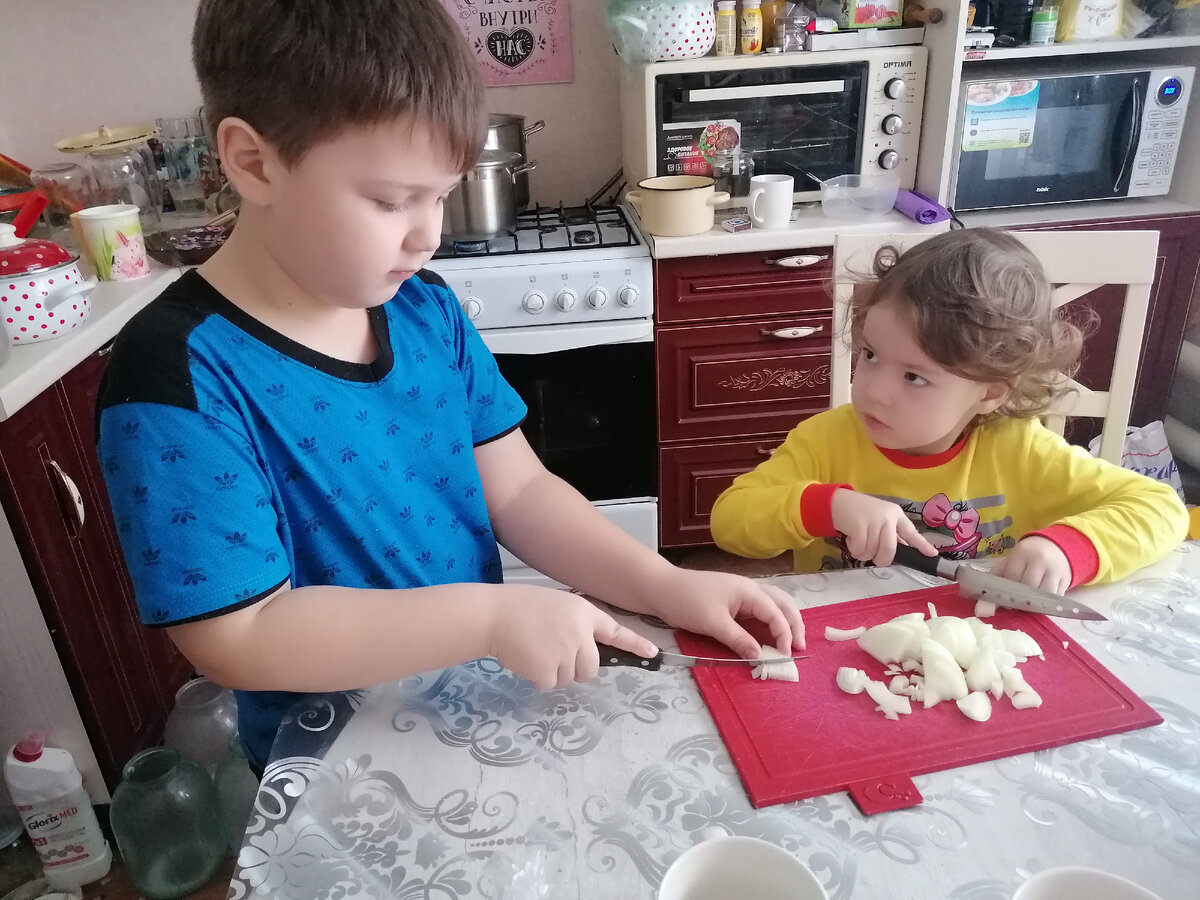 Очень любят помогать мне на кухне 