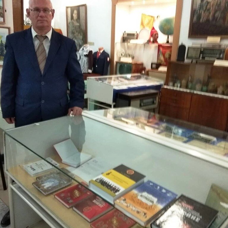 Автор книг по истории Советского Союза и сопредельных государств независимый эксперт, историк, писатель, профессор Черёмин Александр Александрович. 