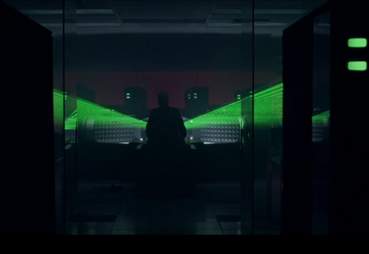 Кадр из фильма "Тринадцатый этаж" 1999 года.