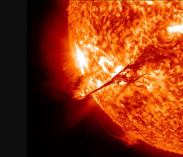 Солнечная активность протуберанцы. Вспышки на солнце. Самая мощная вспышка на солнце. Солнечный протуберанец.