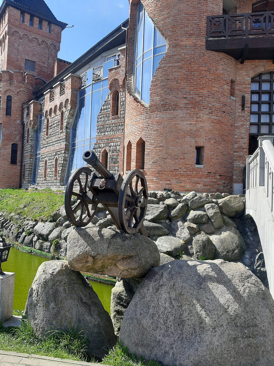 Калининград, замок Нессельбек, пушки на входе.