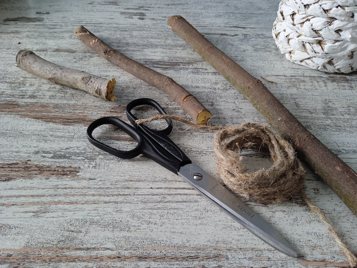 Понадобятся обработанные антисептиком ножницы, джутовая нить, или шерстяная ( они натуральные, мягкие и не травмируют) 