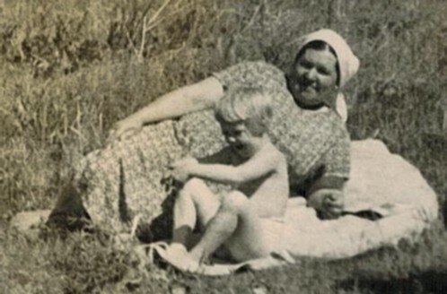 Александра  Марковна Марыныч, моя бабушка с внучатой племянницей Наташей. Фото автора. 