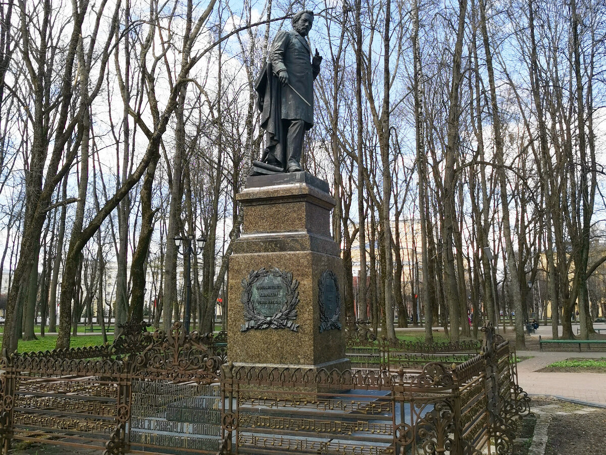 Памятник М.И.Глинке в парке Блонье