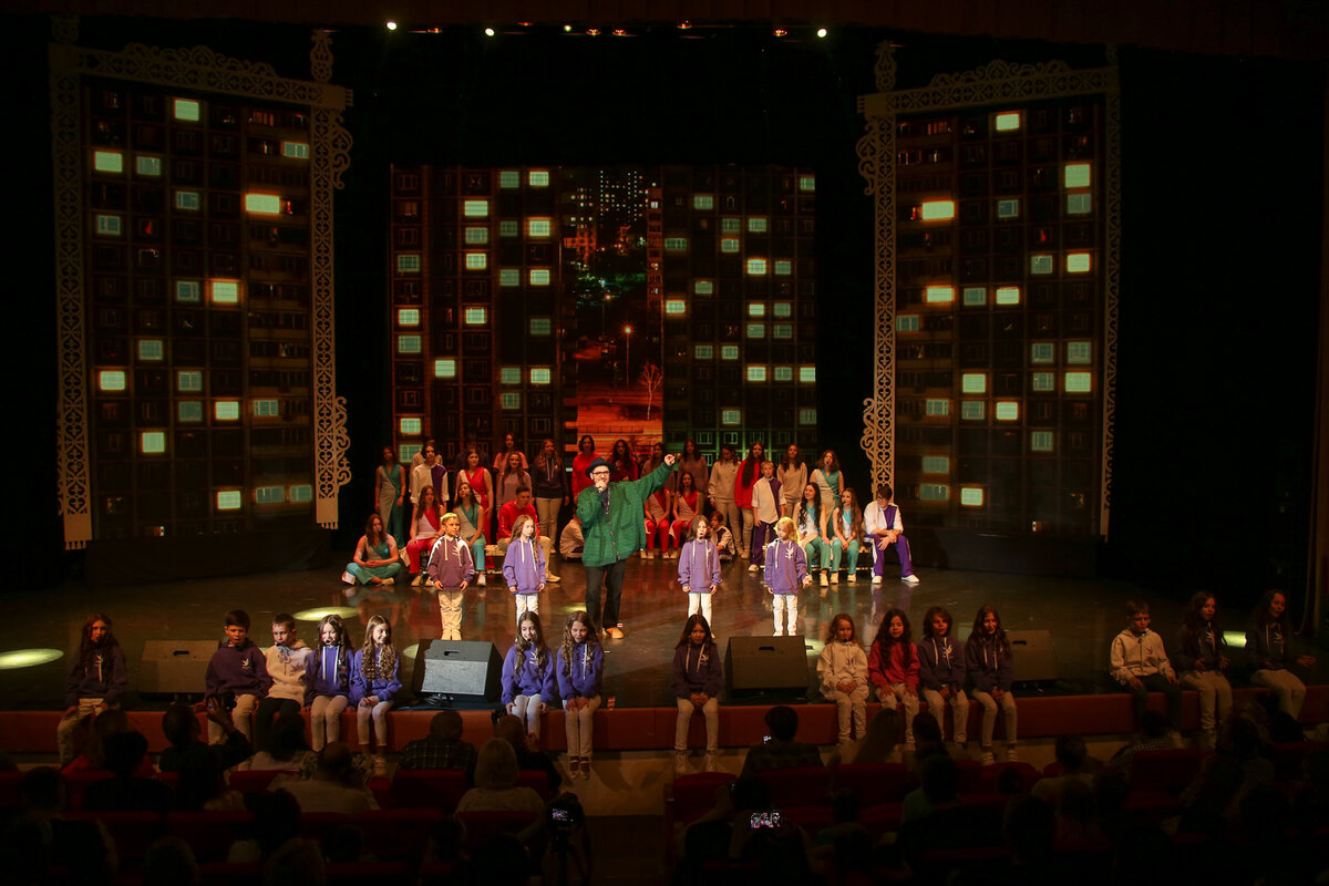 Илья Киреев и Хор многодетных семей на репетиции перед концертом. Москва, театр Золотое кольцо, 27 апреля 2022 года