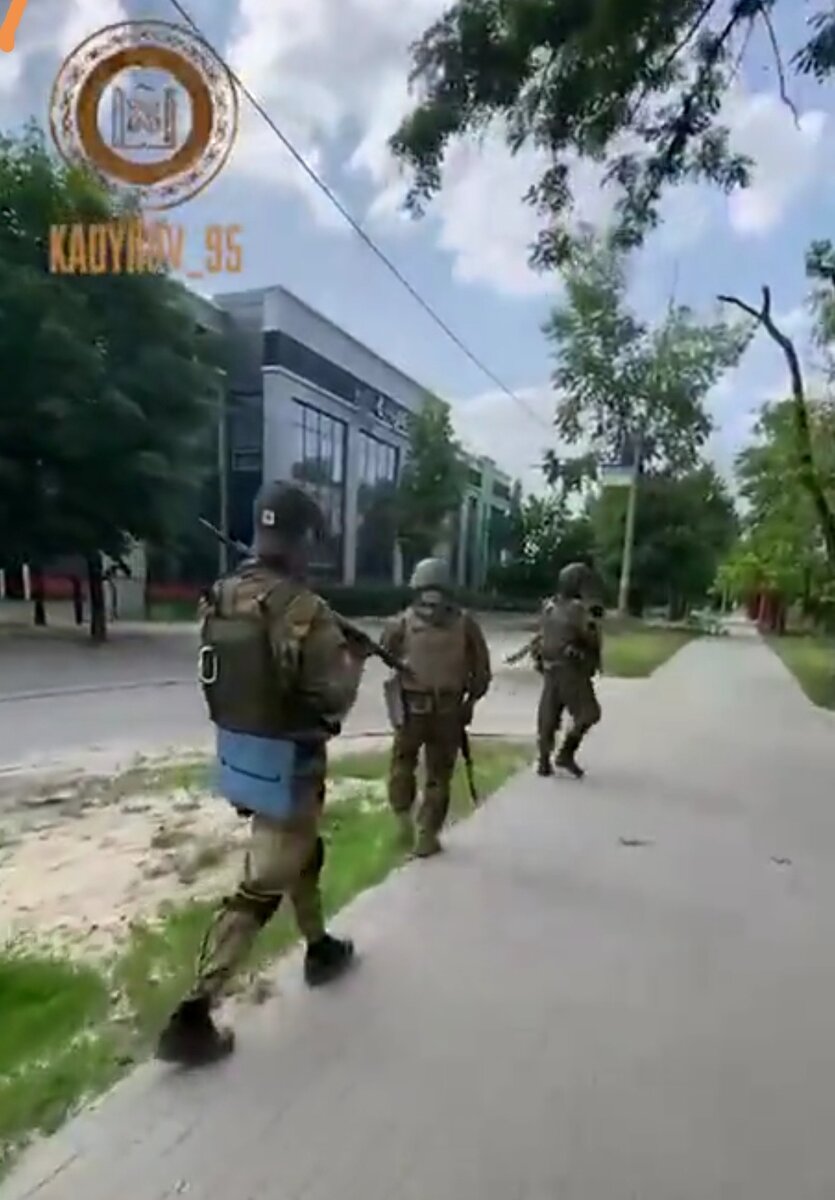 Бойцы батальона Ахмат. В прошлой статье я показывал в этом городе бойцов другого батальона.