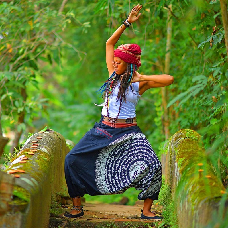 Преимущество шаровар — на них можно разместить огромные рисунки