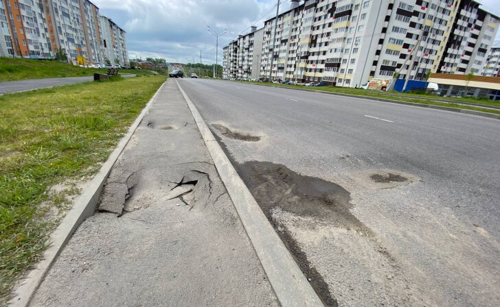    В Курске на проспекте Плевицкой продолжает проседать асфальт