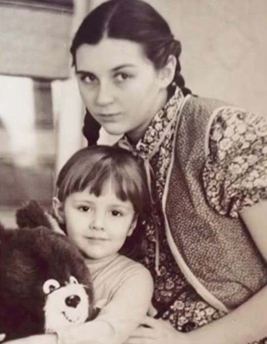Елена Панова со старшей сестрой 